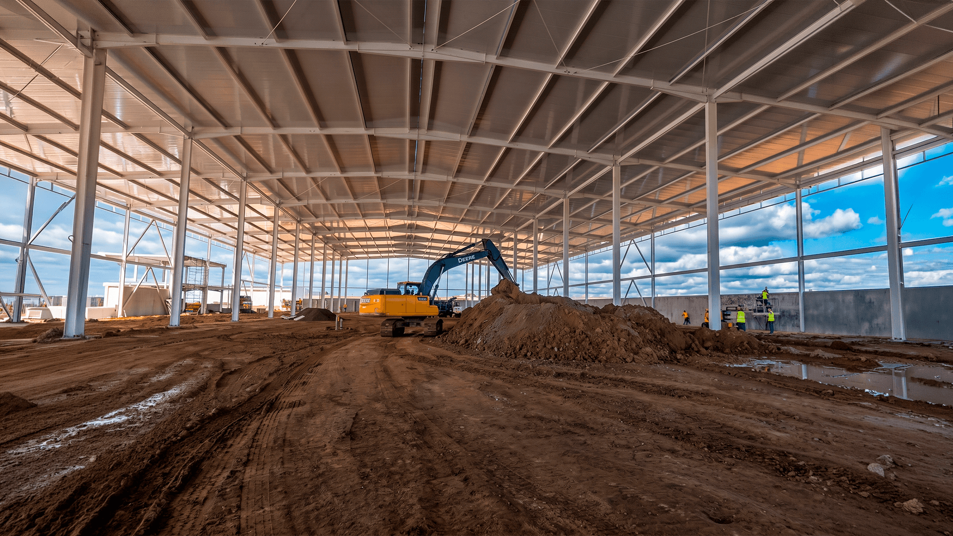Interior de nave industrial con cubierta metálica recién instalada