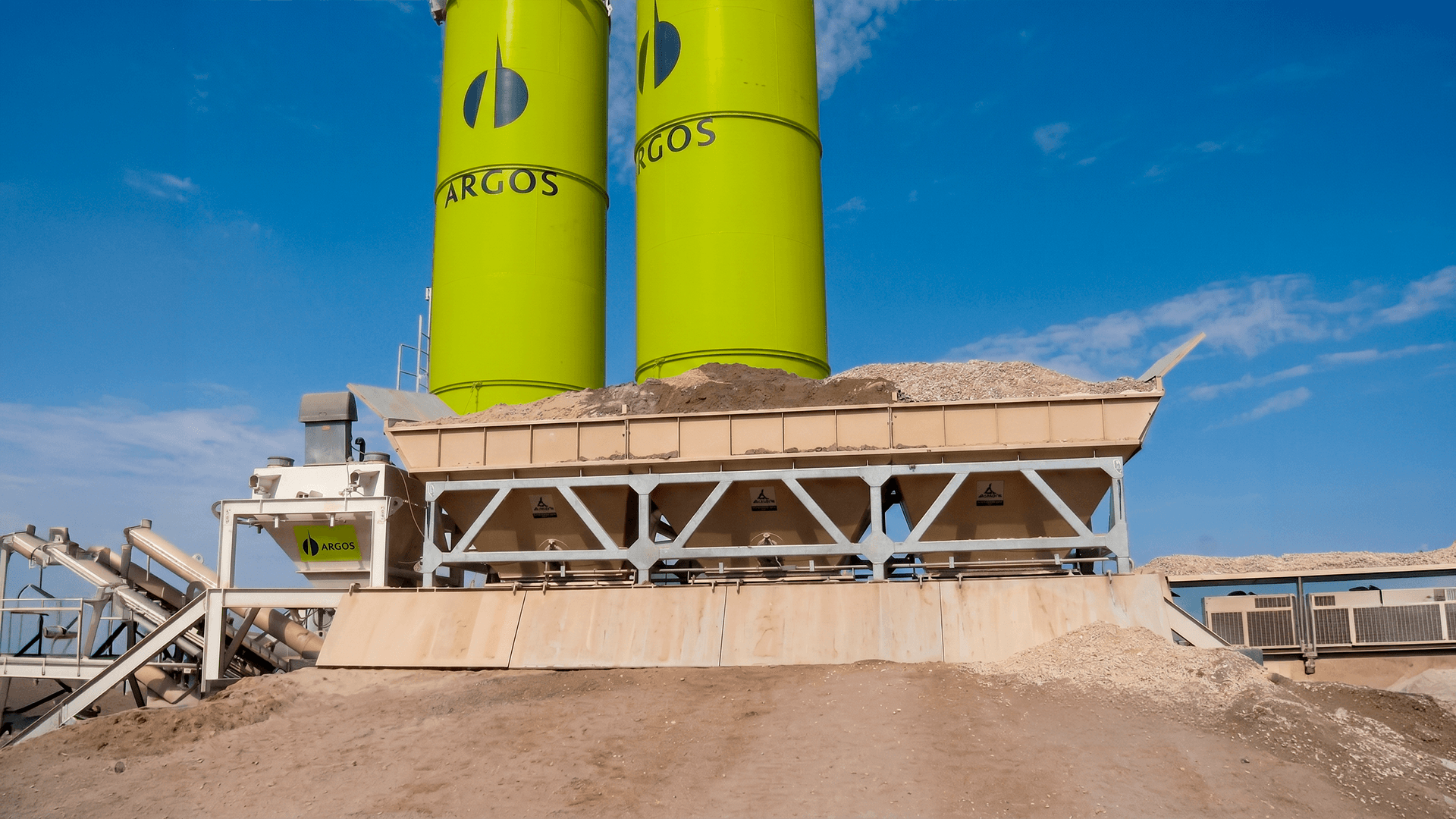 Silos y tolva industrial fabricados por Actium para planta Argos